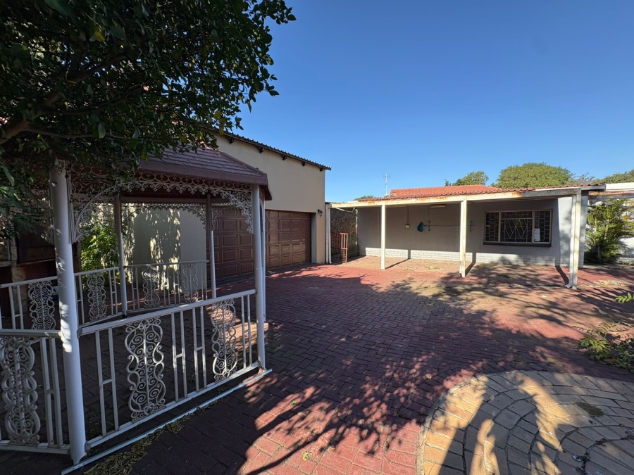 6 Bedroom Property for Sale in Bodorp North West